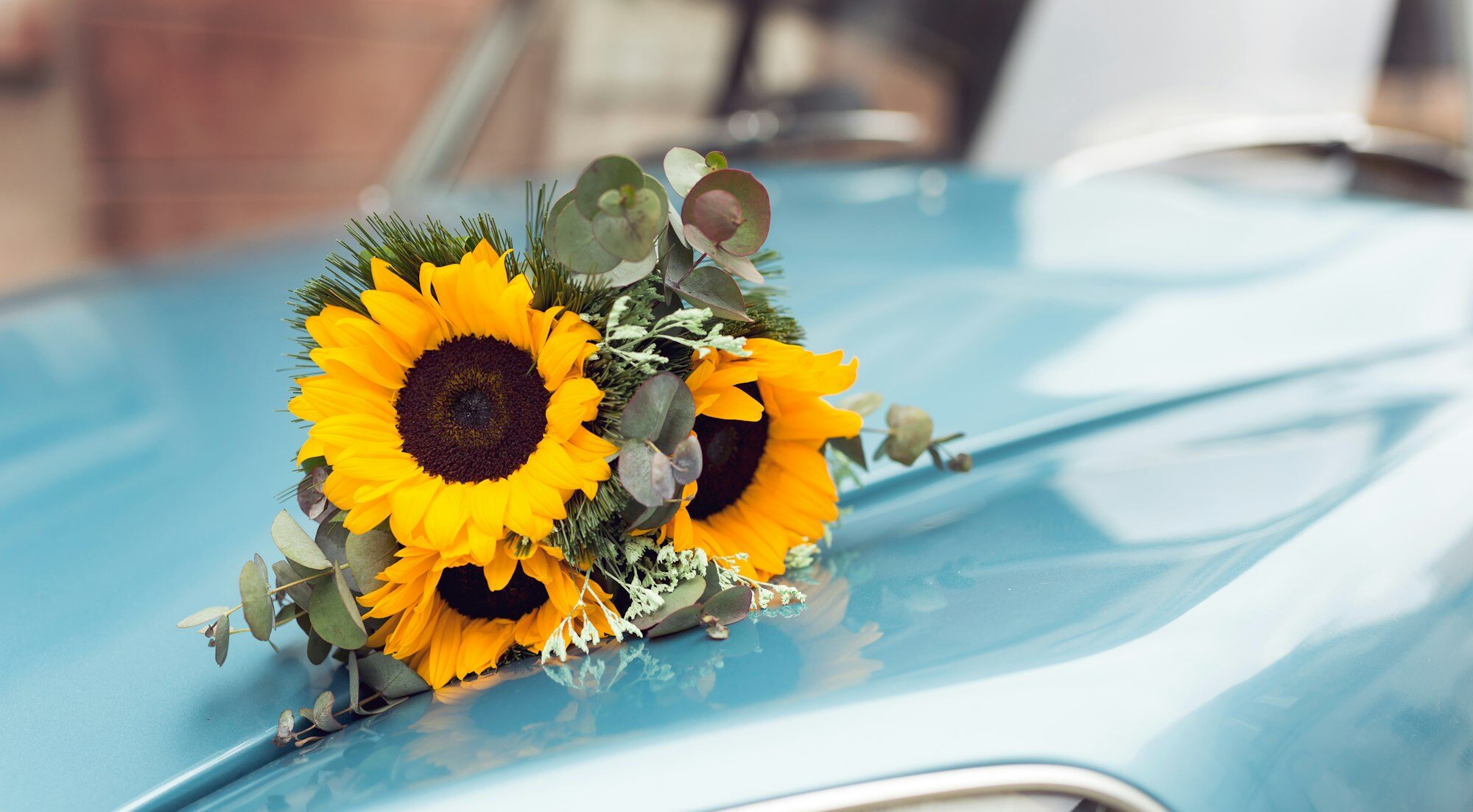 Wedding bouquet and a retro car